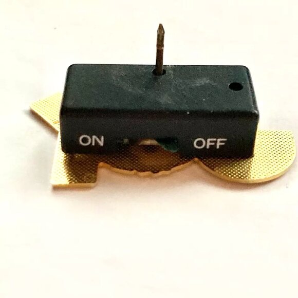 Vintage Christmas JOY Wreath Holly Tie Tac Lapel Pin Brooch Enamel Red Green - Picture 5 of 12